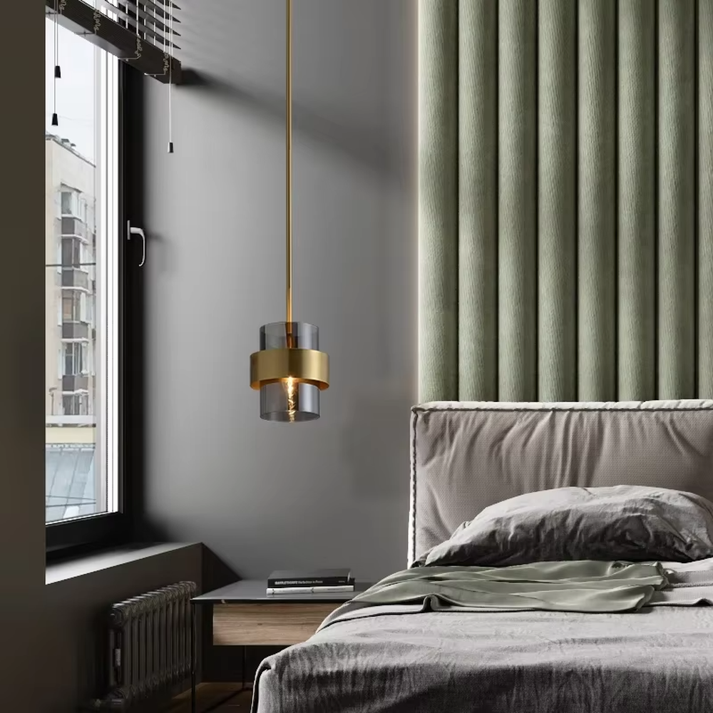 Light luxury gold ring glass triple chandelier (transparent glass lampshade + gold metal ring + black hanging wire with gold base), warm light effect, creating a modern and high-end kitchen and dining space atmosphere.