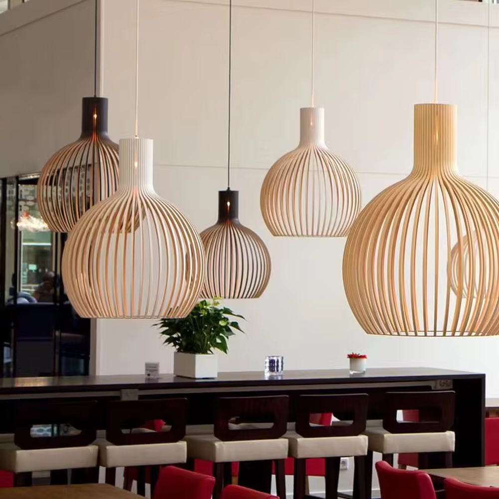 Natural-style multi-size striped wood (wood-like) spherical lampshade multi-head pendant light, warm light effect, creating a fresh and comfortable space atmosphere.