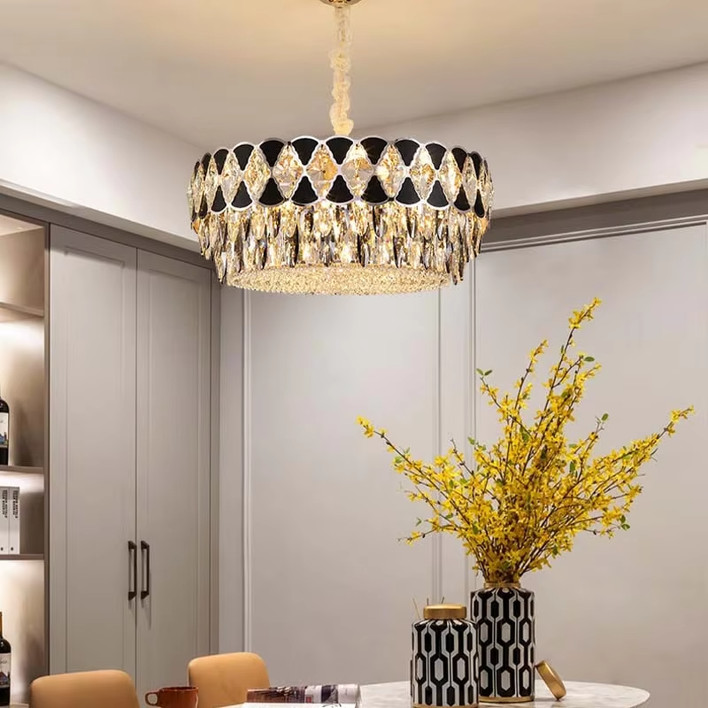 This is a light luxury and luxurious long strip chandelier, with black-silver diamond decorations on the upper layer and golden crystal pendants hanging on the lower layer. When lit, the light is brilliant and high-end, creating a high-end luxurious atmosphere.