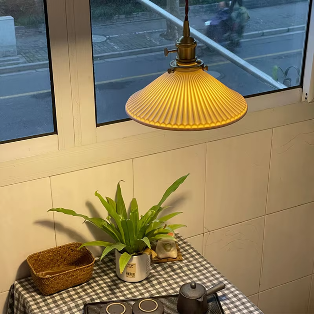Vintage beige pleated lampshade golden lamp base combination hanging lamp, beige pleated glass lampshade + golden metal lamp base + thin suspension ropes, soft warm light, creating a vintage warm dining space atmosphere.
