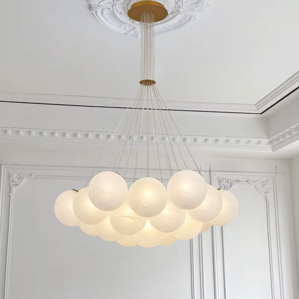 Light luxury cloud cluster glass ball chandelier (milk-white glass balls + gold wire frame), warm light effect, creating a soft and healing light luxury space atmosphere.