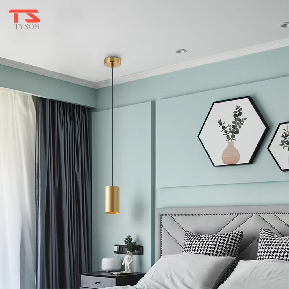 This modern light luxury linear chandelier is made of gold metal, paired with five cylindrical lamp heads, arranged in a linear scattered layout. It serves both lighting and decorative purposes, ideal for modern light luxury spaces such as dining rooms, bars, and open kitchens.