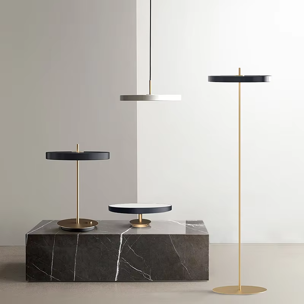Modern minimalist disc LED chandelier, white suspended disc shape, available in black/gold two-color hanging wires, uniform and soft light, designed to enhance the minimalist and high-end atmosphere of spaces, suitable for dining rooms, living rooms, office areas and other modern minimalist spaces
