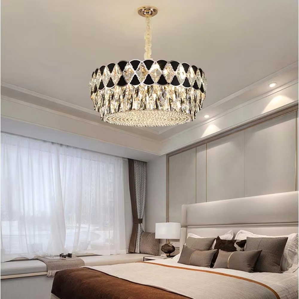 This is a light luxury and luxurious long strip chandelier, with black-silver diamond decorations on the upper layer and golden crystal pendants hanging on the lower layer. When lit, the light is brilliant and high-end, creating a high-end luxurious atmosphere.