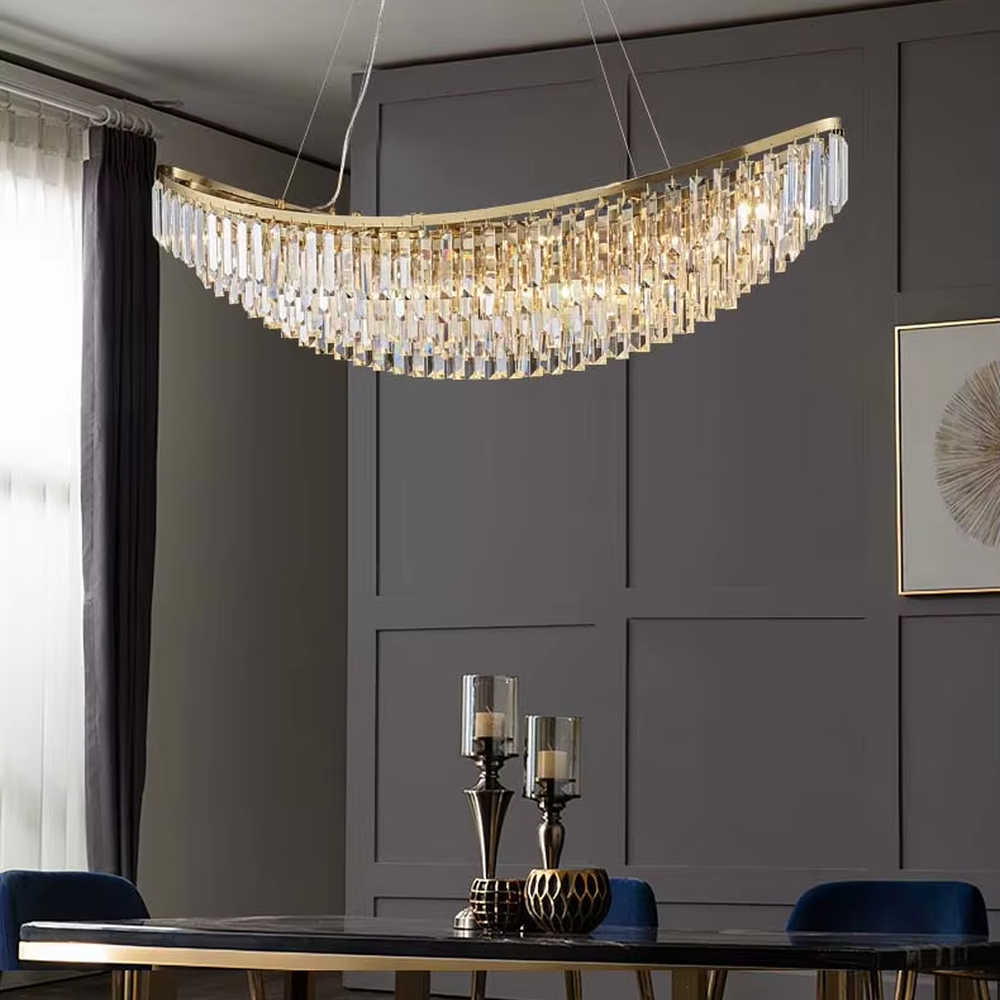 Light luxury golden curved long crystal chandelier, decorated with transparent crystal strips, brilliant and high-end lighting, creating a high-end light luxury atmosphere.
