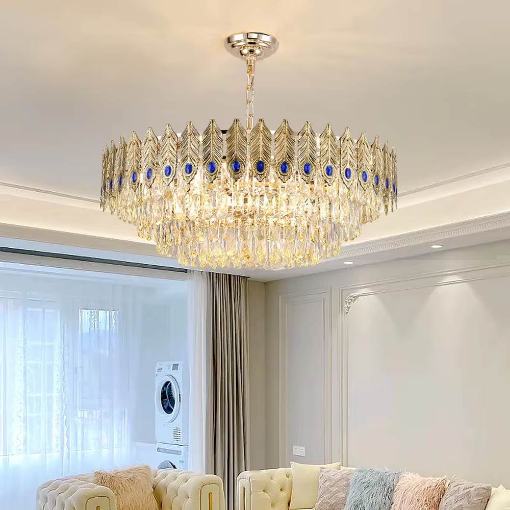 Luxurious peacock feather-shaped crystal chandelier, golden feather decorations + blue eye-like accents + crystal pendants, brilliant lighting, creating an elegant luxurious atmosphere.
