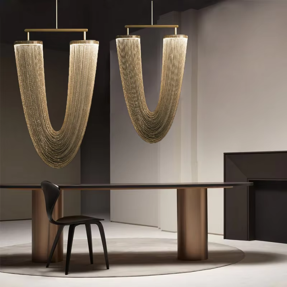 Luxury U-shaped metal chain chandelier (gold chain + warm light), warm light effect, creating a high-end dynamic light luxury space atmosphere.