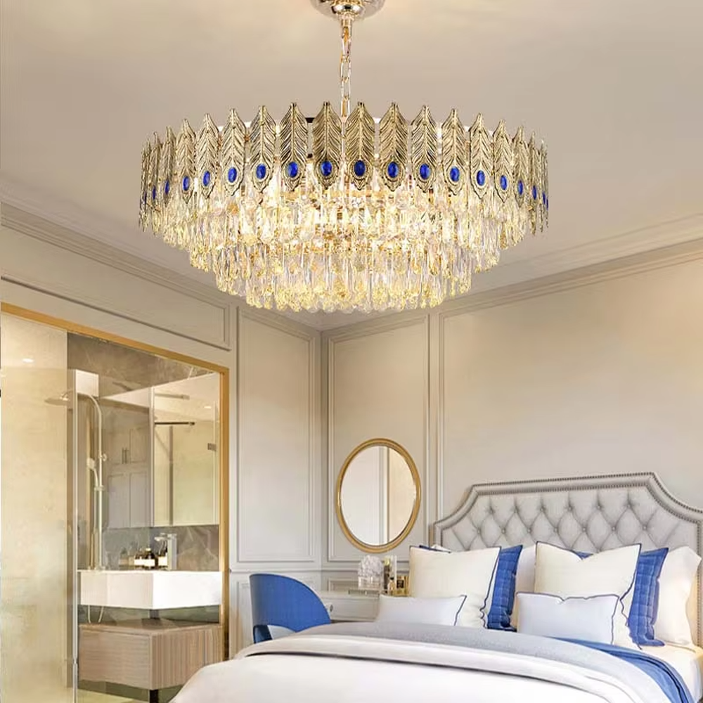 Luxurious peacock feather-shaped crystal chandelier, golden feather decorations + blue eye-like accents + crystal pendants, brilliant lighting, creating an elegant luxurious atmosphere.