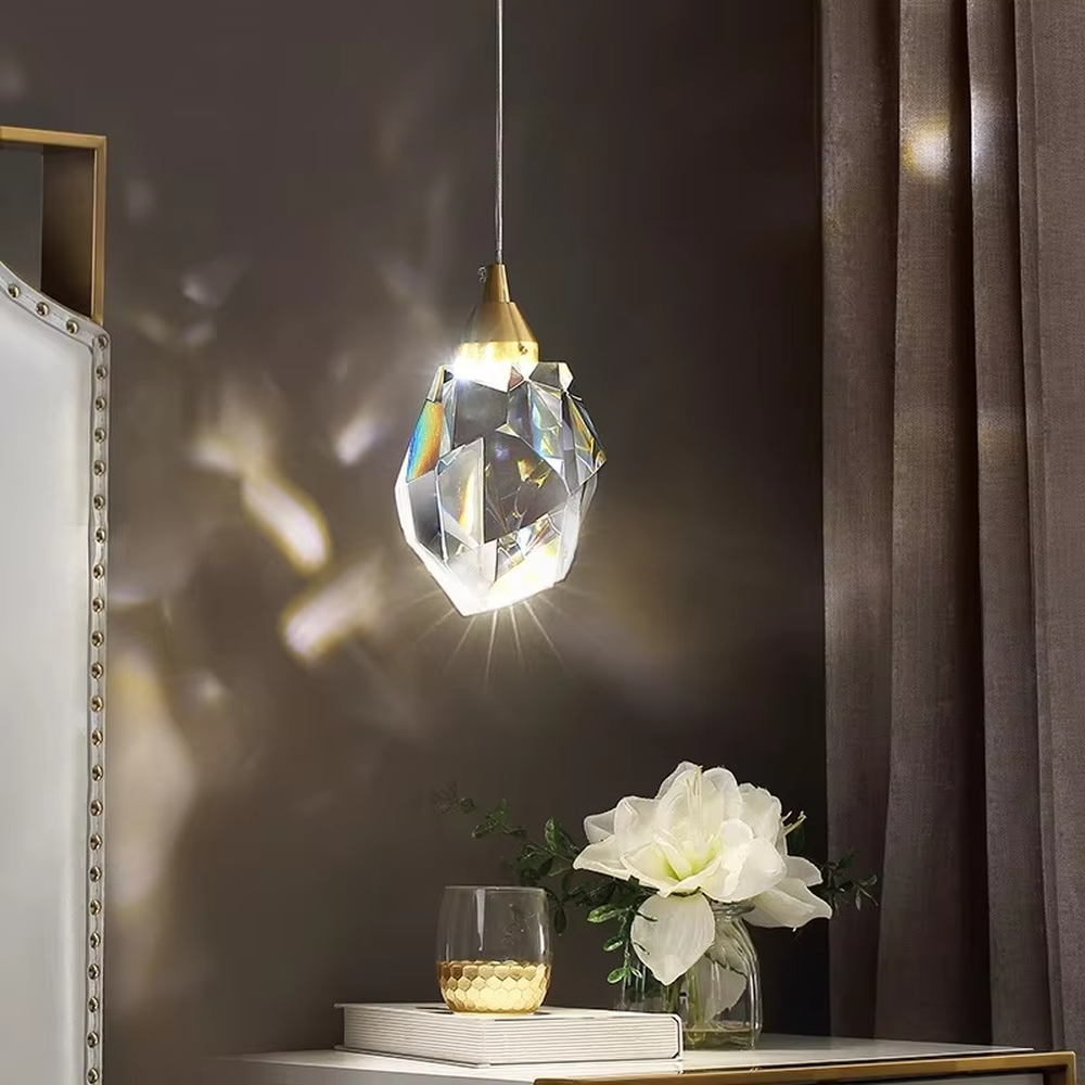 Light luxury modern 3-head cut crystal long-rod chandelier, golden long-rod ceiling mount + cut crystal balls (golden top) + warm light effect, creating an exquisite luxurious atmosphere in small spaces.