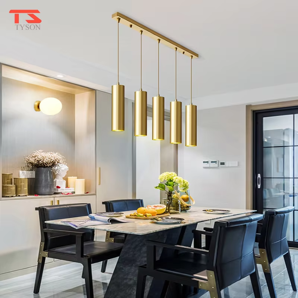 This modern light luxury linear chandelier is made of gold metal, paired with five cylindrical lamp heads, arranged in a linear scattered layout. It serves both lighting and decorative purposes, ideal for modern light luxury spaces such as dining rooms, bars, and open kitchens.