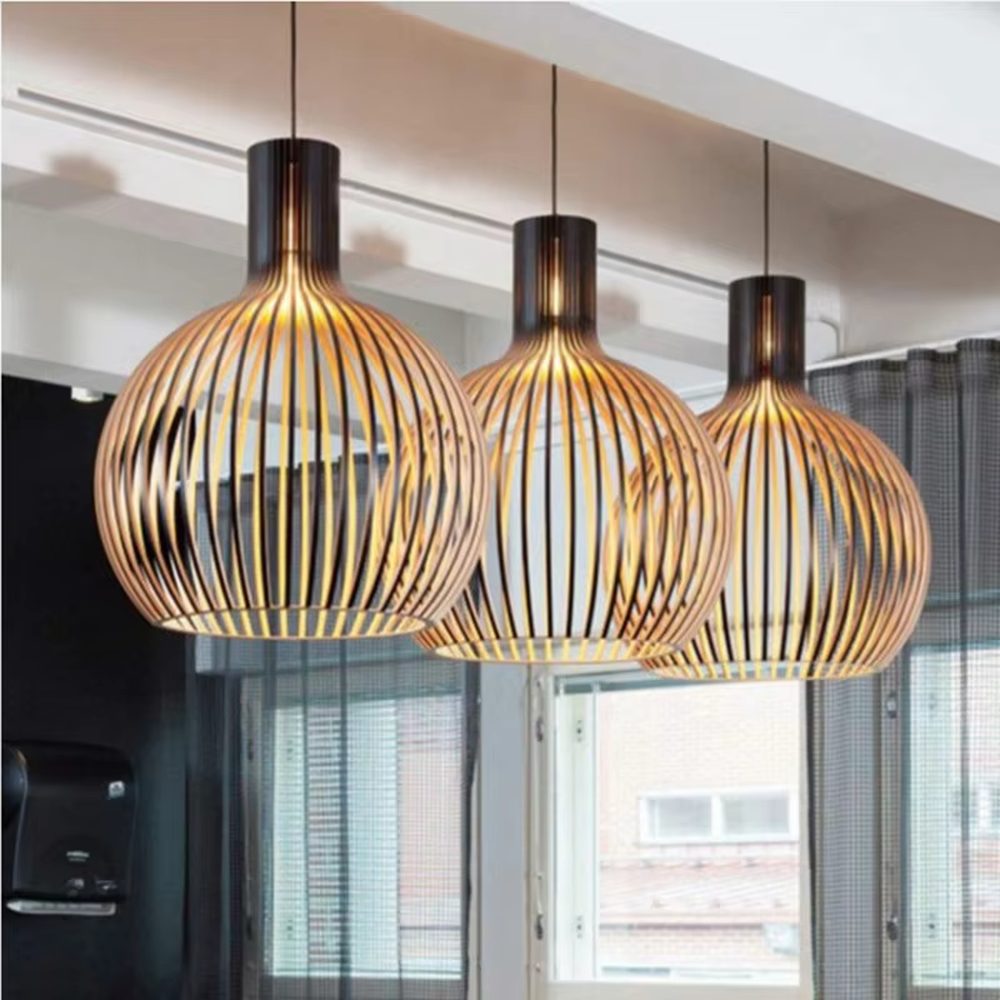 Natural-style multi-size striped wood (wood-like) spherical lampshade multi-head pendant light, warm light effect, creating a fresh and comfortable space atmosphere.