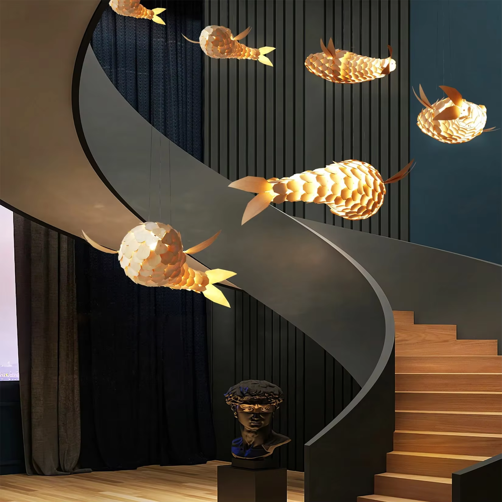 This is an artistic golden fish-shaped chandelier with a golden scale structure in the shape of a fish, featuring a flexible and artistic design. It is used for space lighting and decoration, creating an artistic luxury atmosphere. It is suitable for new Chinese-style home living rooms, creative restaurants, art soft decoration spaces and other places.