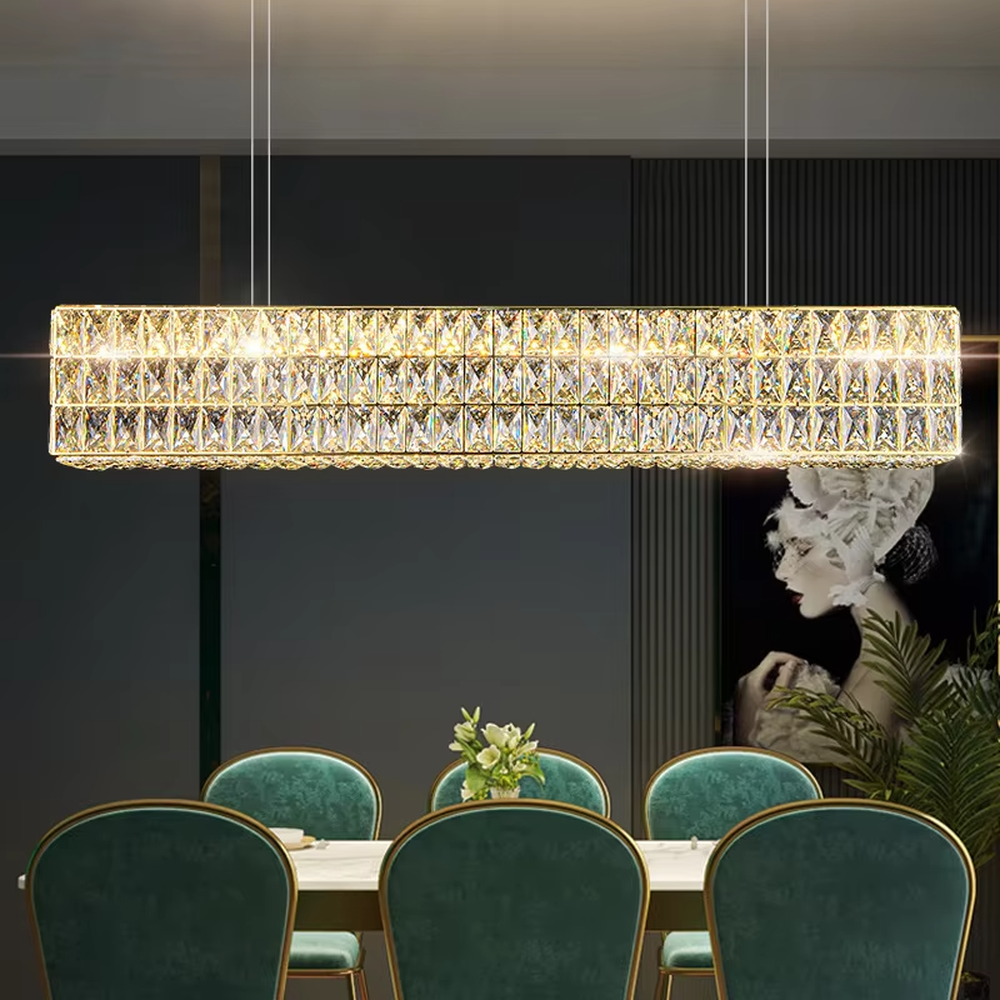 Modern light luxury silver frame long strip full-cut crystal chandelier, warm light effect, creating an exquisite luxurious dining atmosphere.