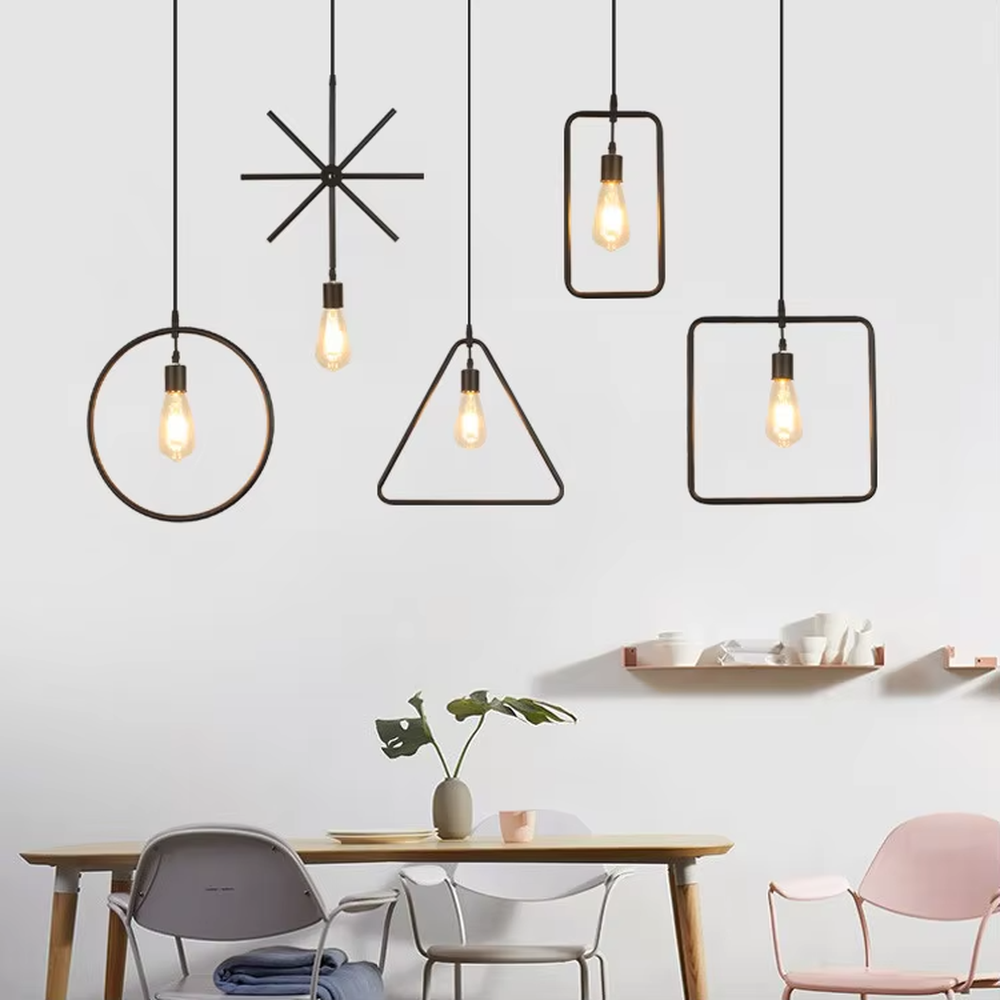 This is a romantic fresh-style geometric frame floral combination small chandelier, including golden metal star/triangle/circle frames, paired with pink-white artificial flowers and green plant decorations, and retro bulbs. The lighting is warm and soft, creating a romantic fresh atmosphere.