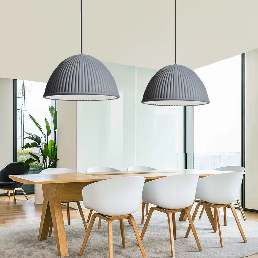 This is a modern minimalist gray striped dome chandelier, with a gray striped dome shape, featuring a minimalist and grand design, modern style. It is used for space lighting and decoration, creating a minimalist modern atmosphere. It is suitable for modern minimalist restaurants, Nordic-style home living rooms, office leisure areas and other places.