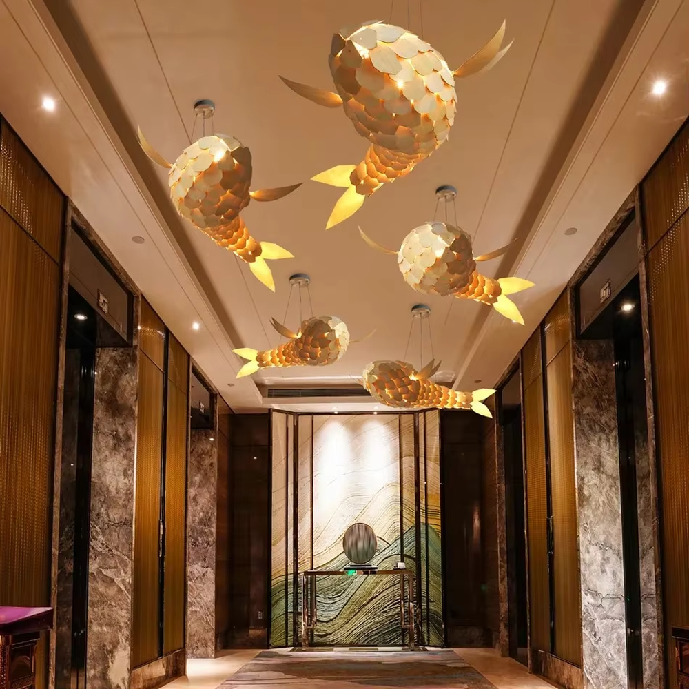 This is an artistic golden fish-shaped chandelier with a golden scale structure in the shape of a fish, featuring a flexible and artistic design. It is used for space lighting and decoration, creating an artistic luxury atmosphere. It is suitable for new Chinese-style home living rooms, creative restaurants, art soft decoration spaces and other places.
