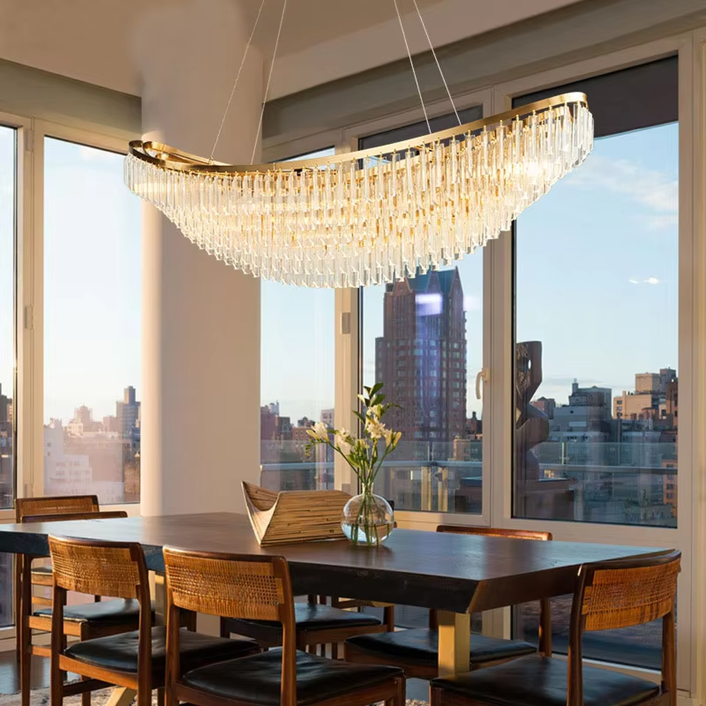 Light luxury golden curved long crystal chandelier, decorated with transparent crystal strips, brilliant and high-end lighting, creating a high-end light luxury atmosphere.