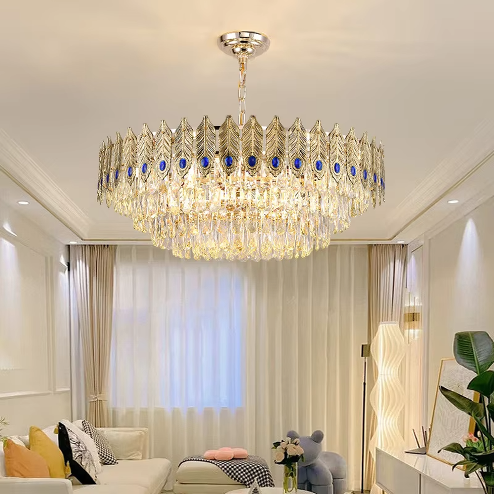 Luxurious peacock feather-shaped crystal chandelier, golden feather decorations + blue eye-like accents + crystal pendants, brilliant lighting, creating an elegant luxurious atmosphere.