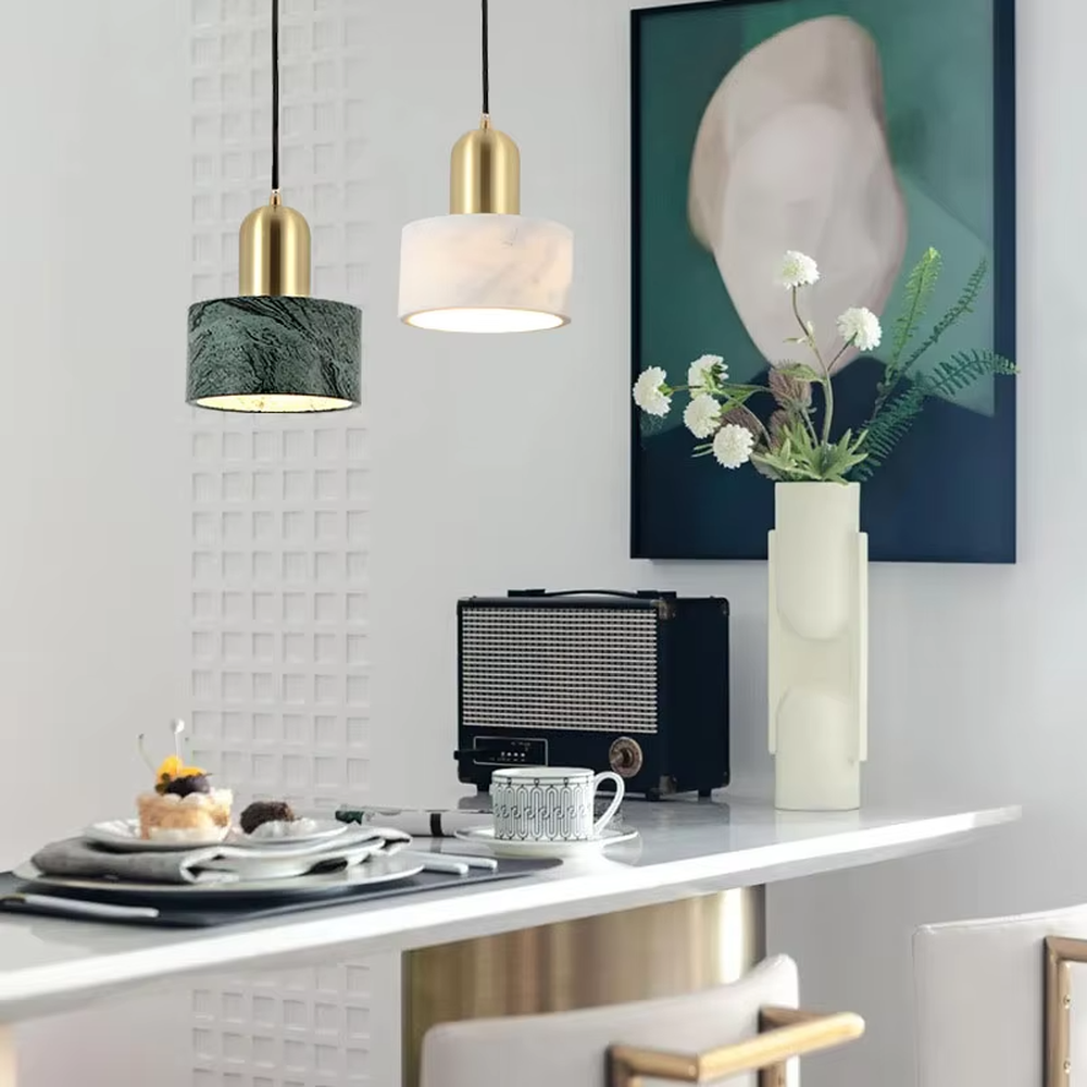 Modern light luxury three-head combination chandelier, featuring green marble texture lampshades and black metal lampshades with gold top design, providing soft and even light, used for lighting and decoration in dining tables, bars and other areas, suitable for modern minimalist, light luxury style home and commercial spaces