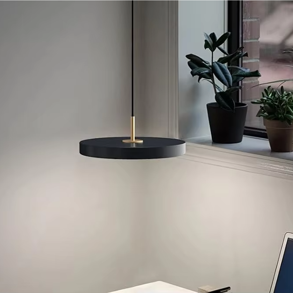 Modern minimalist disc LED chandelier, white suspended disc shape, available in black/gold two-color hanging wires, uniform and soft light, designed to enhance the minimalist and high-end atmosphere of spaces, suitable for dining rooms, living rooms, office areas and other modern minimalist spaces
