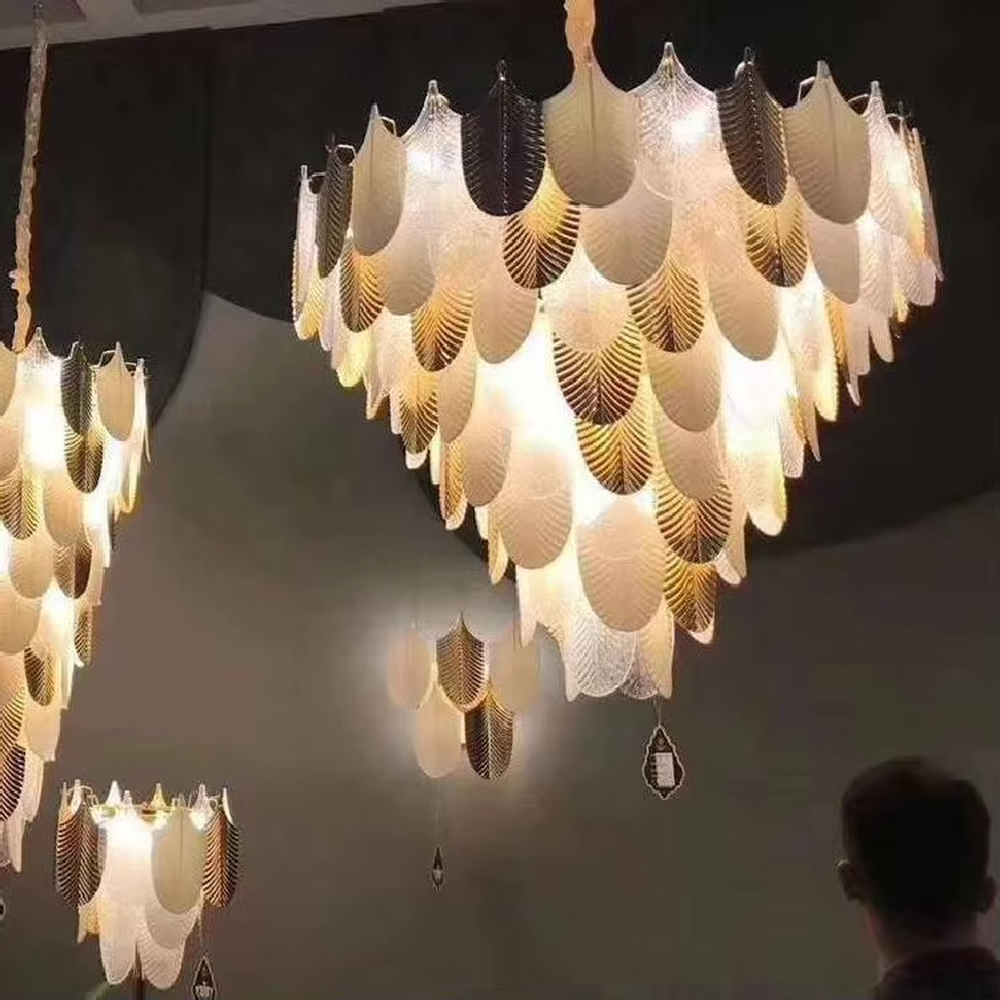 Modern Light Luxury Leaf-Shaped Chandelier, Composed of Gold and White Scale-Shaped Acrylic/Glass Panels Arranged in Layers Like Blooming Petals, Serves Both Lighting and Decorative Purposes, Ideal for Living Rooms, Dining Rooms, Villas and Other Light Luxury Spaces.