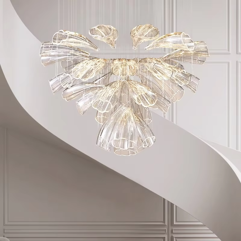 Modern art wing-petal shaped large chandelier, composed of transparent and gold-gradient glass/acrylic leaves in a symmetrical radial hanging structure, emitting transparent and brilliant light, combining artistic decorativeness and lighting function, suitable for core decoration and main lighting in high-ceiling spaces such as villa high-ceiling living rooms, duplex stairwells, and high-end clubs.