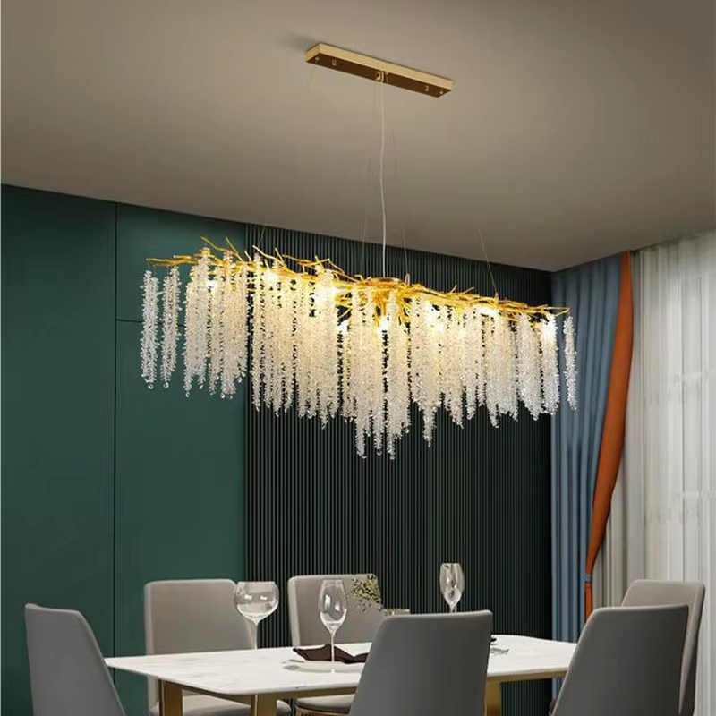 Modern light luxury long-strip vine-tassel crystal chandelier, with a gold branch-shaped metal frame paired with cascading crystal particles, emitting brilliant and soft light, combining artistic decorativeness and lighting function, suitable for core lighting and atmosphere creation in spaces such as dining rooms, bars, and light luxury living rooms.