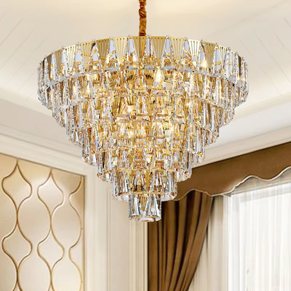 This light luxury multi-layer linear chandelier features a gold metal frame paired with layered faceted crystal strips. Light refracts through the crystals to emit a brilliant glow, serving both lighting and decorative purposes, suitable for modern light luxury spaces such as dining rooms and villa living rooms.