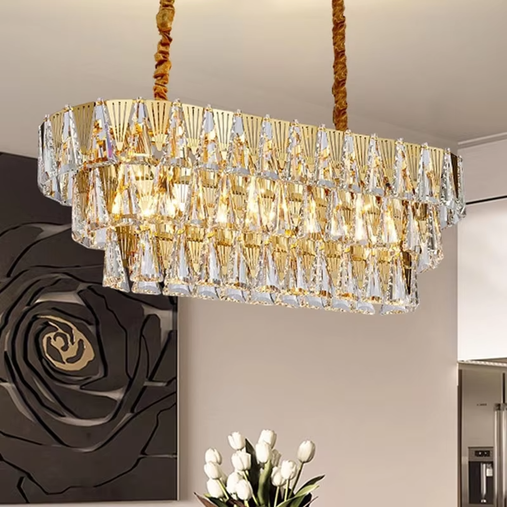 This light luxury multi-layer linear chandelier features a gold metal frame paired with layered faceted crystal strips. Light refracts through the crystals to emit a brilliant glow, serving both lighting and decorative purposes, suitable for modern light luxury spaces such as dining rooms and villa living rooms.