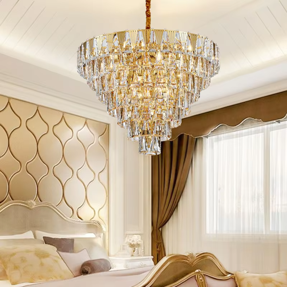 This light luxury multi-layer linear chandelier features a gold metal frame paired with layered faceted crystal strips. Light refracts through the crystals to emit a brilliant glow, serving both lighting and decorative purposes, suitable for modern light luxury spaces such as dining rooms and villa living rooms.