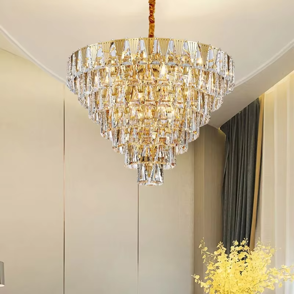 This light luxury multi-layer linear chandelier features a gold metal frame paired with layered faceted crystal strips. Light refracts through the crystals to emit a brilliant glow, serving both lighting and decorative purposes, suitable for modern light luxury spaces such as dining rooms and villa living rooms.