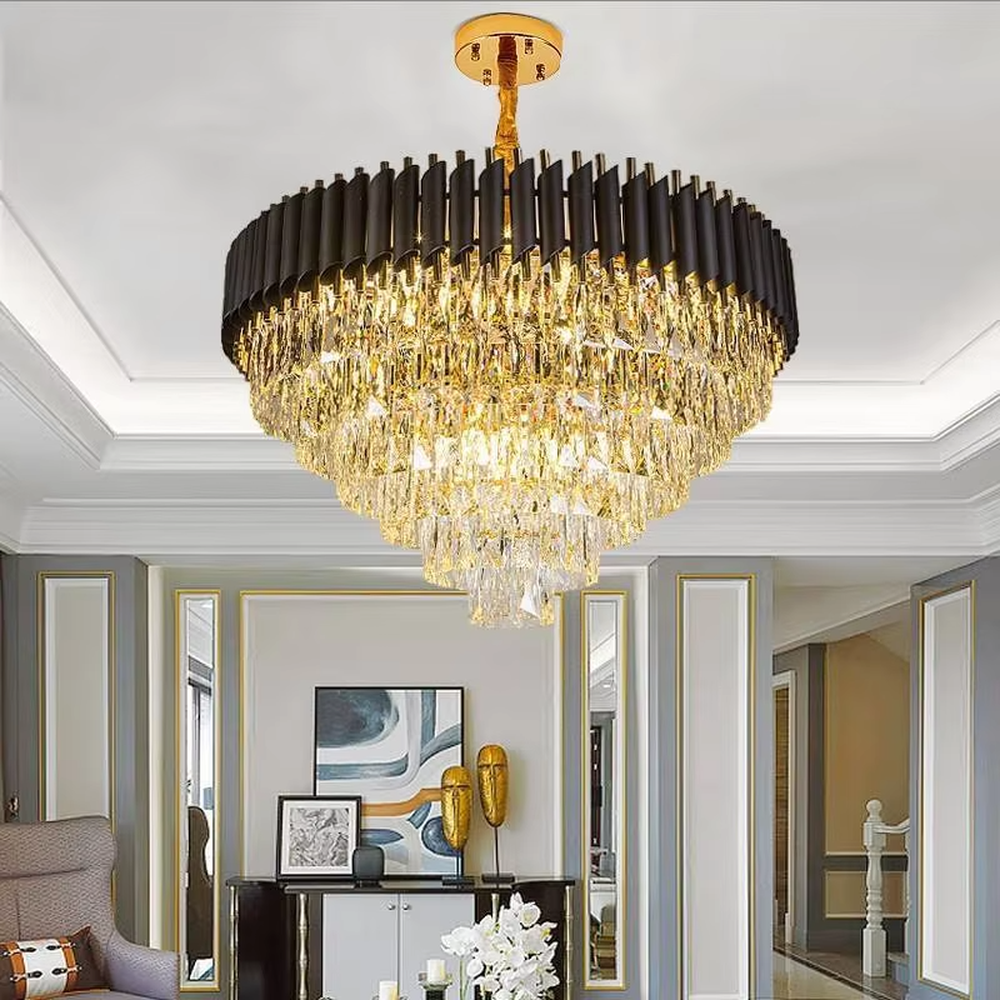 This modern light luxury linear chandelier features a black and gold contrasting metal frame paired with layered crystal pendants. Light refracts through the crystals to emit a brilliant glow, serving both lighting and decorative purposes, suitable for modern light luxury spaces such as dining rooms and villa living rooms.