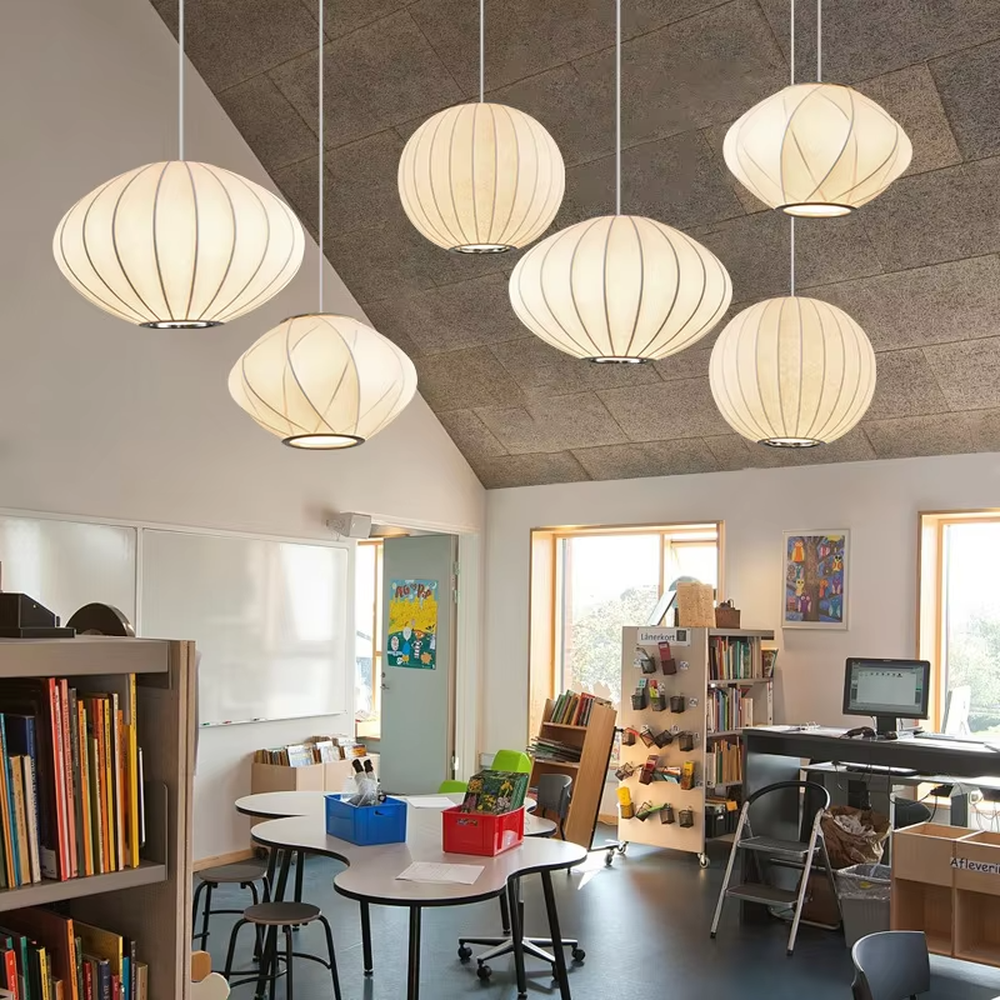 This is a set of modern minimalist multi-shaped pleated fabric chandeliers, composed of off-white pleated lampshades in different shapes such as ellipse, flying saucer and flower bud, which has both soft lighting and artistic decoration functions, suitable for living rooms, dining rooms, B&Bs, cafes and other spaces.