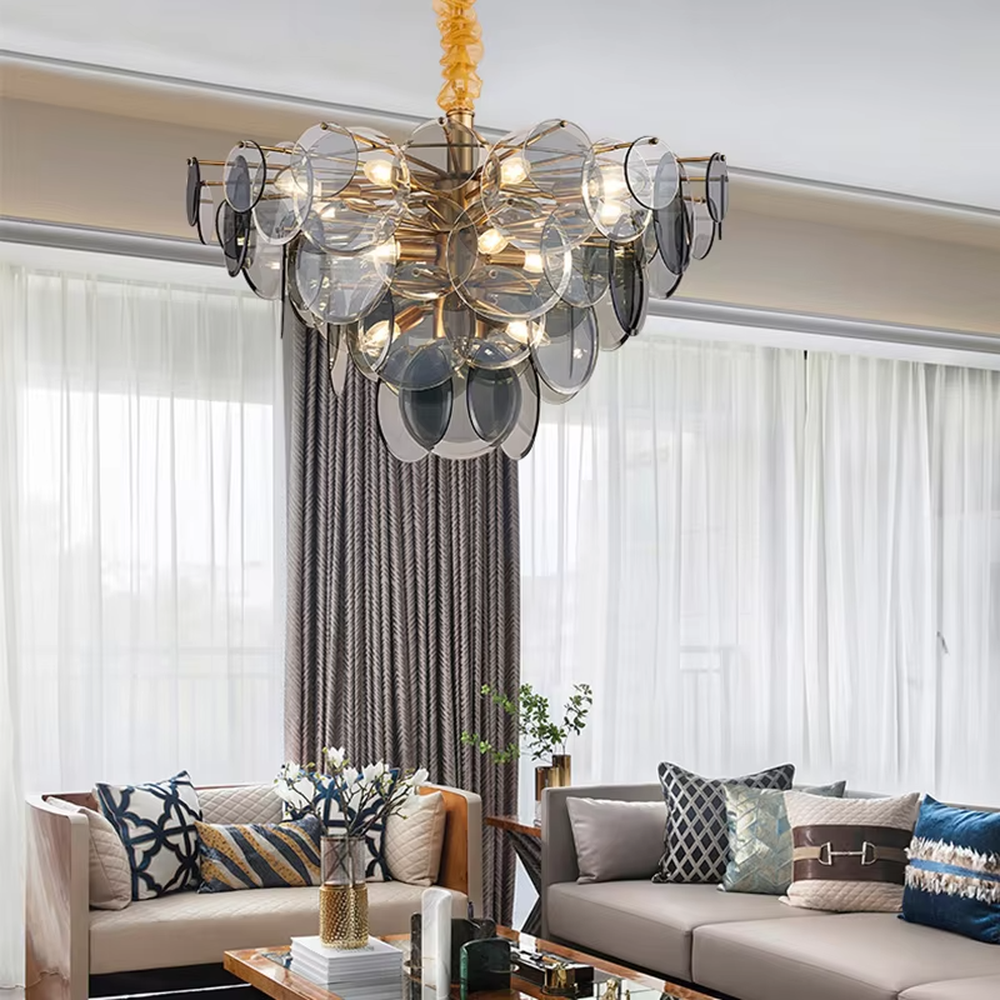 Modern light luxury gradient glass sheet chandelier, with a golden metal frame paired with transparent and gradient gray round glass sheets, stacked into a transparent and gorgeous bubble shape, combining decorative and lighting functions, suitable for dining rooms, living rooms, high-end clubs and other light luxury style spaces.