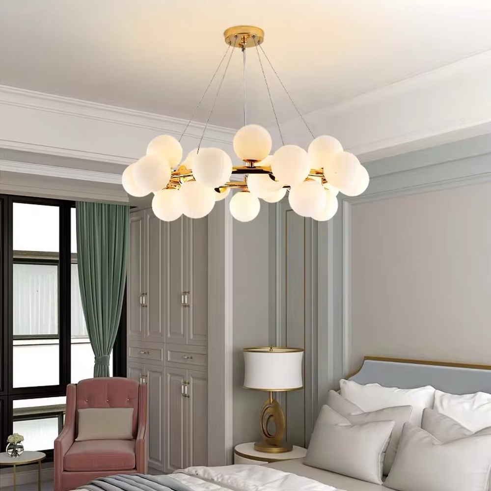 Modern minimalist cloud-shaped chandelier, with a golden metal frame and milky white glass ball lampshades, featuring soft and uniform light, combining decorative and lighting functions, suitable for living rooms, dining rooms, bedrooms and other modern style spaces.