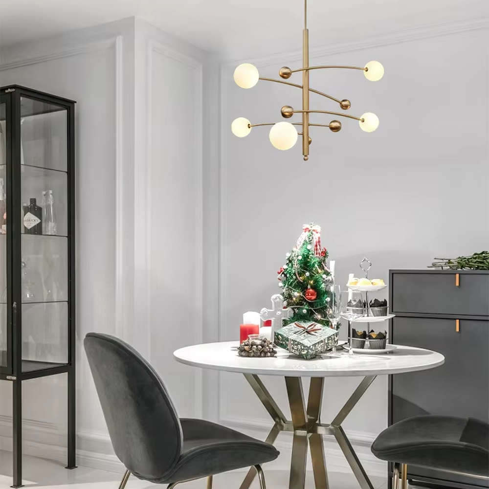 Modern light luxury molecular structure chandelier, with a golden metal frame and milky white glass ball lampshades, featuring flexible and lightweight lines, soft and uniform light, combining decorative and lighting functions, suitable for dining rooms, living rooms, light luxury style spaces.