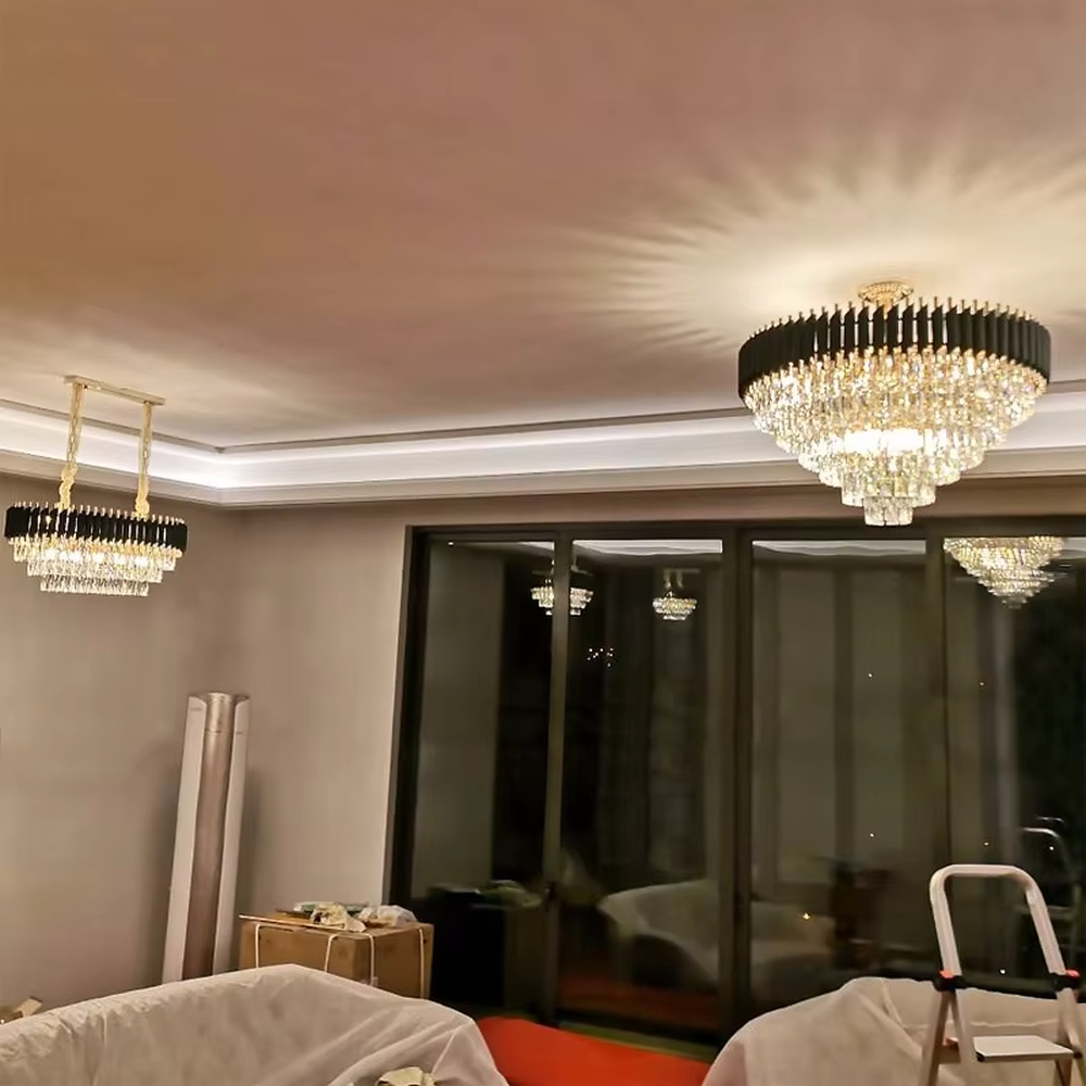 This modern light luxury linear chandelier features a black and gold contrasting metal frame paired with layered crystal pendants. Light refracts through the crystals to emit a brilliant glow, serving both lighting and decorative purposes, suitable for modern light luxury spaces such as dining rooms and villa living rooms.