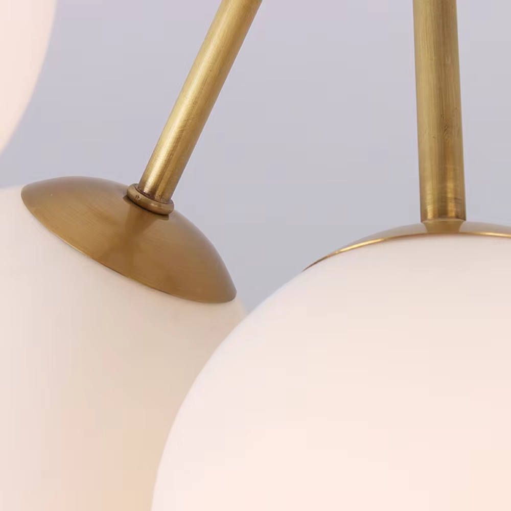 Modern minimalist molecular structure chandelier, with a golden metal frame and amber glass bubble lampshades, featuring a light and flexible appearance, combining decorative and lighting functions, suitable for living rooms, dining rooms, bedrooms and other modern minimalist style spaces.