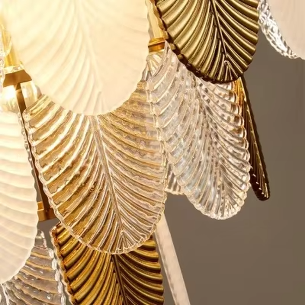 Modern Light Luxury Leaf-Shaped Chandelier, Composed of Gold and White Scale-Shaped Acrylic/Glass Panels Arranged in Layers Like Blooming Petals, Serves Both Lighting and Decorative Purposes, Ideal for Living Rooms, Dining Rooms, Villas and Other Light Luxury Spaces.