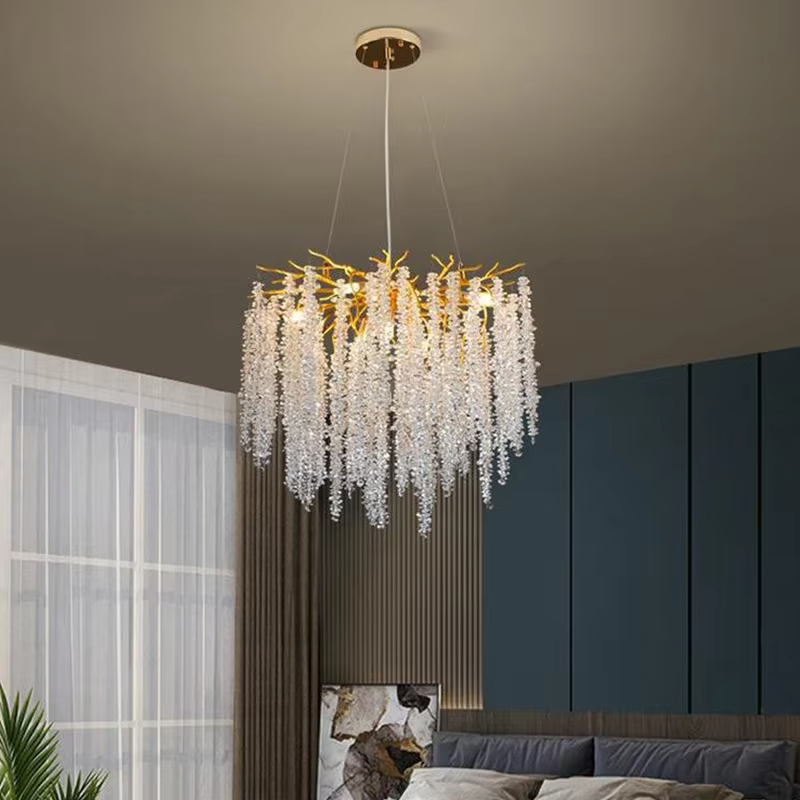 Modern light luxury long-strip vine-tassel crystal chandelier, with a gold branch-shaped metal frame paired with cascading crystal particles, emitting brilliant and soft light, combining artistic decorativeness and lighting function, suitable for core lighting and atmosphere creation in spaces such as dining rooms, bars, and light luxury living rooms.