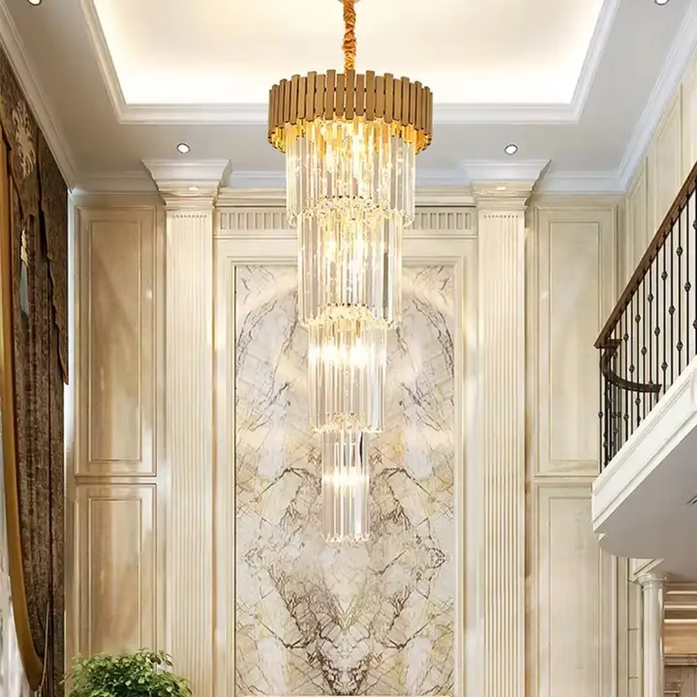 This is a light luxury and luxurious style multi-layer crystal chandelier, with a gold metal top paired with a transparent crystal column pendant structure, which has both lighting and decorative functions, suitable for high-end spaces such as villa high-ceiling living rooms, duplex stairwells, and hotel lobbies.