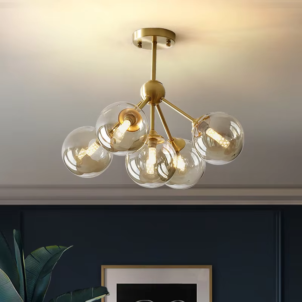 Modern minimalist molecular structure chandelier, with a golden metal frame and amber glass bubble lampshades, featuring a light and flexible appearance, combining decorative and lighting functions, suitable for living rooms, dining rooms, bedrooms and other modern minimalist style spaces.