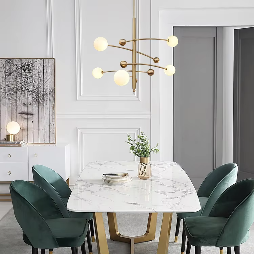 Modern light luxury molecular structure chandelier, with a golden metal frame and milky white glass ball lampshades, featuring flexible and lightweight lines, soft and uniform light, combining decorative and lighting functions, suitable for dining rooms, living rooms, light luxury style spaces.