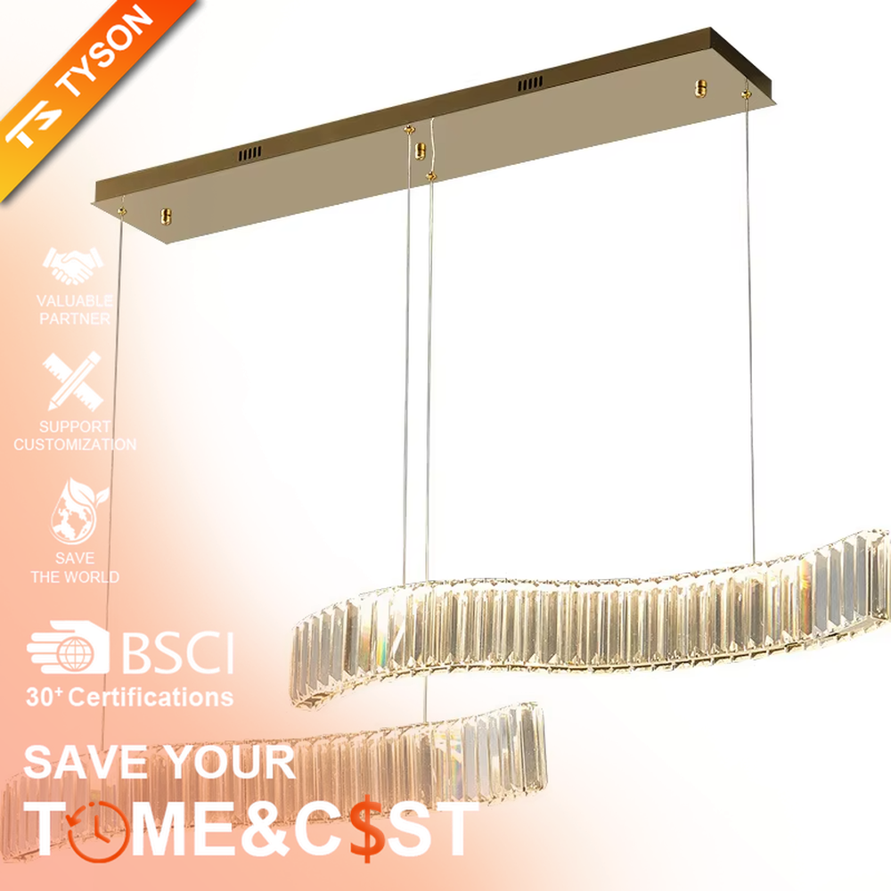 This modern light luxury linear chandelier features a gold metal ceiling plate, paired with faceted crystal strips to create an irregular undulating shape. Light refracts through the crystals to emit a brilliant glow, serving both lighting and decorative purposes, suitable for modern light luxury spaces such as dining rooms and bars.