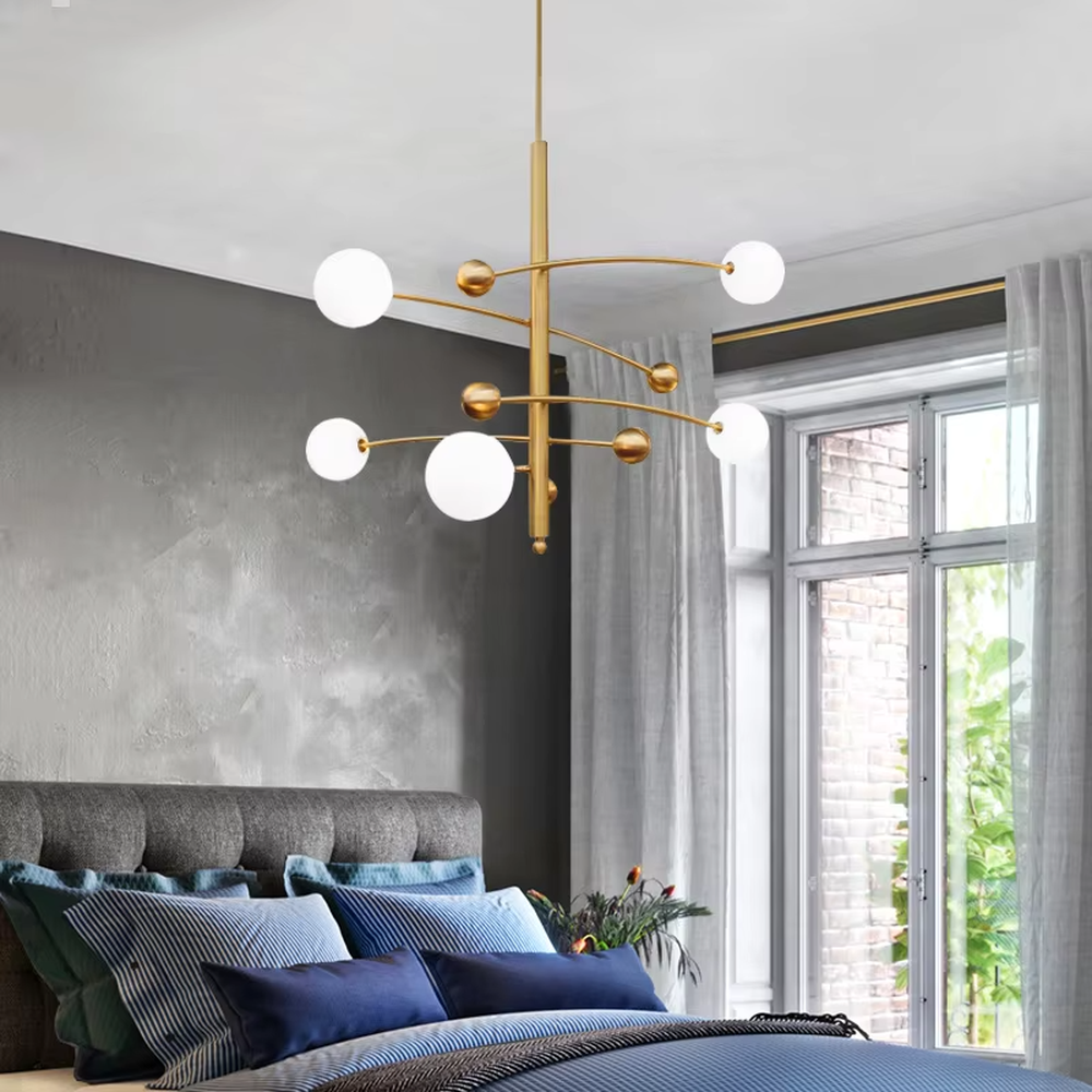 Modern light luxury molecular structure chandelier, with a golden metal frame and milky white glass ball lampshades, featuring flexible and lightweight lines, soft and uniform light, combining decorative and lighting functions, suitable for dining rooms, living rooms, light luxury style spaces.