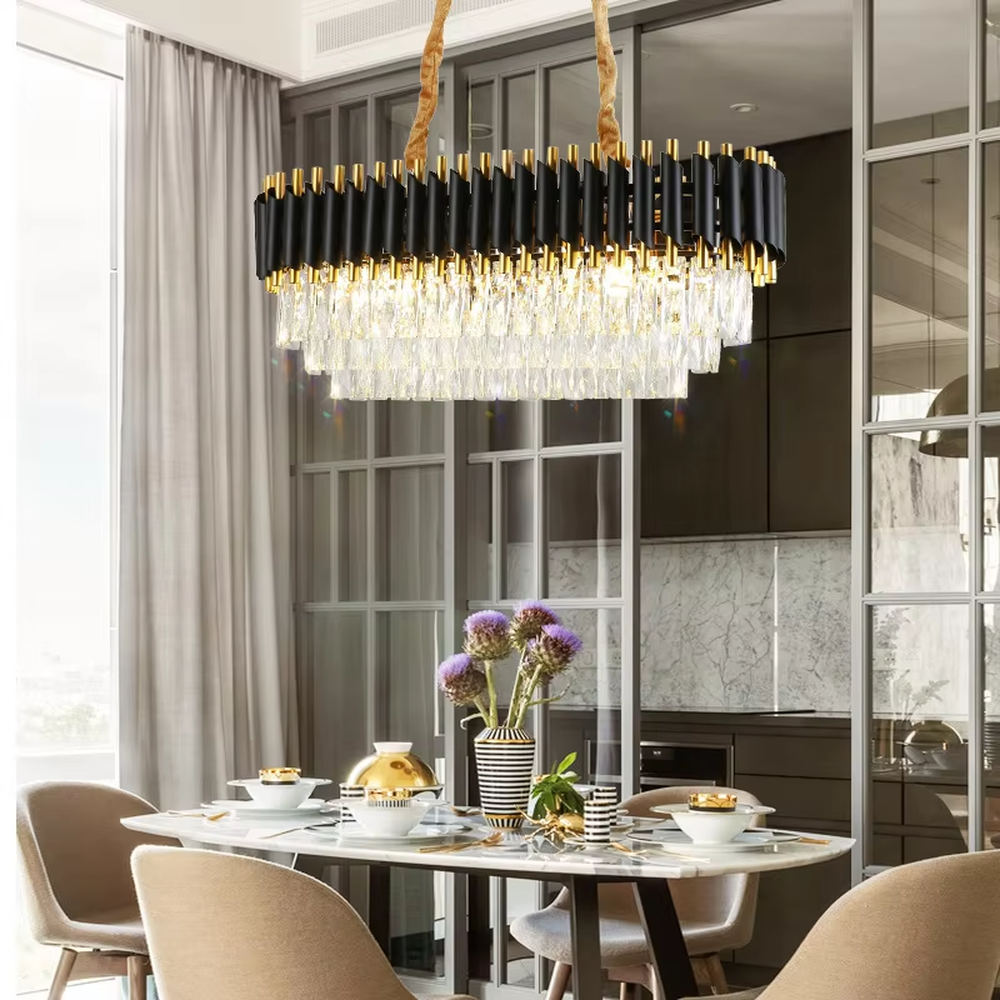 This modern light luxury linear chandelier features a black and gold contrasting metal frame paired with layered crystal pendants. Light refracts through the crystals to emit a brilliant glow, serving both lighting and decorative purposes, suitable for modern light luxury spaces such as dining rooms and villa living rooms.