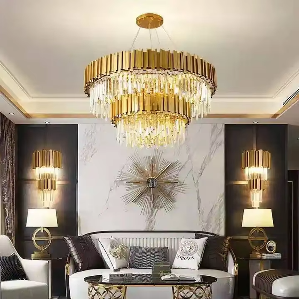 This is a light luxury and luxurious style multi-layer crystal chandelier, with a gold metal top paired with a transparent crystal column pendant structure, which has both lighting and decorative functions, suitable for high-end spaces such as villa high-ceiling living rooms, duplex stairwells, and hotel lobbies.