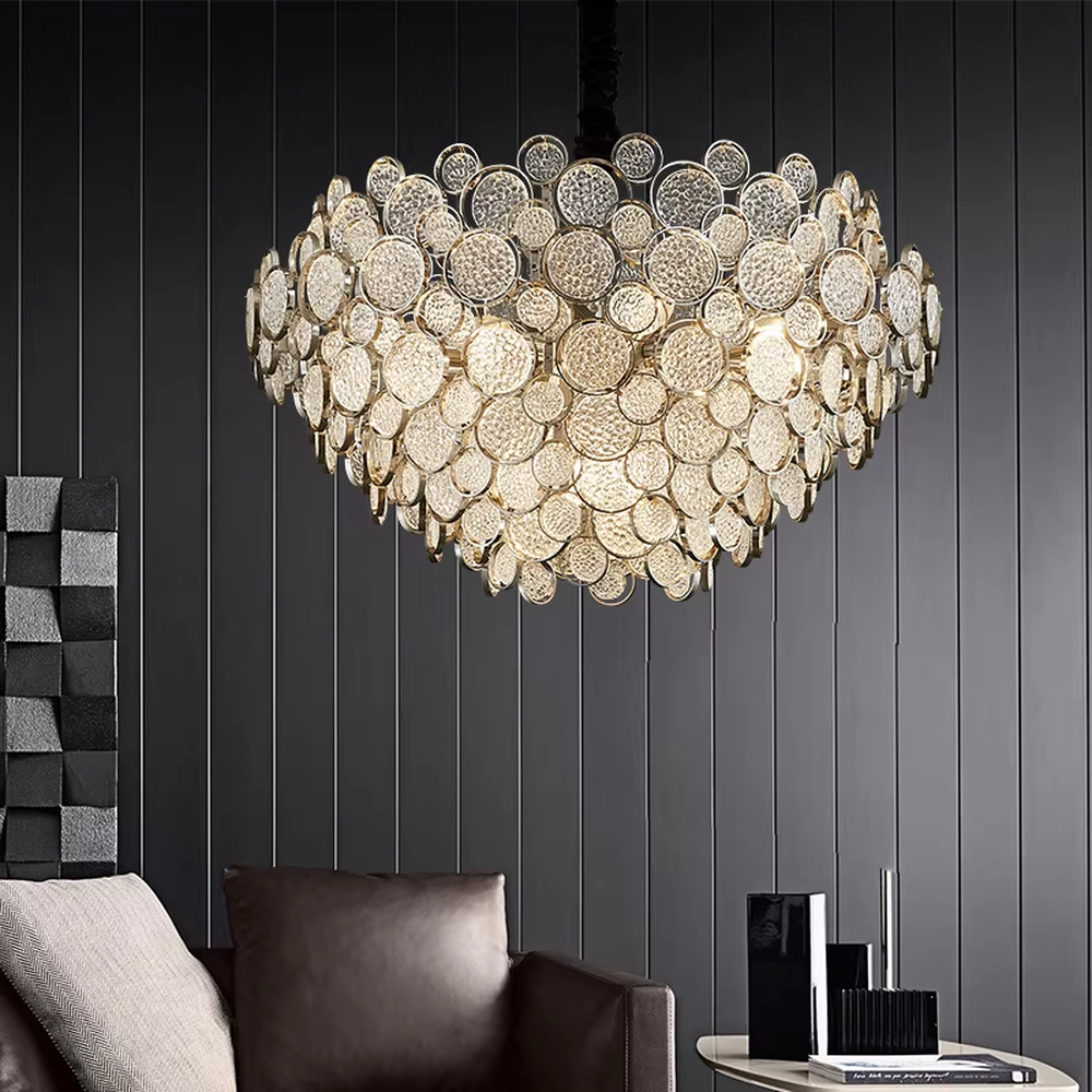 This modern light luxury cloud chandelier is composed of a large number of layered gold hollow metal discs, presenting a fluffy and light cloud shape. Warm light refracts through the hollow texture to emit a soft and brilliant halo, serving both lighting and decorative purposes, suitable for modern light luxury spaces such as dining rooms and living rooms.
