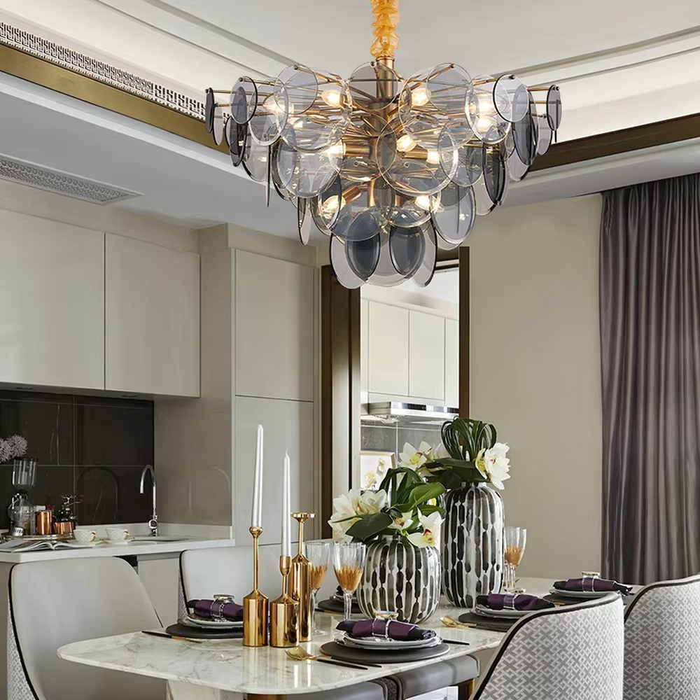 Modern light luxury gradient glass sheet chandelier, with a golden metal frame paired with transparent and gradient gray round glass sheets, stacked into a transparent and gorgeous bubble shape, combining decorative and lighting functions, suitable for dining rooms, living rooms, high-end clubs and other light luxury style spaces.