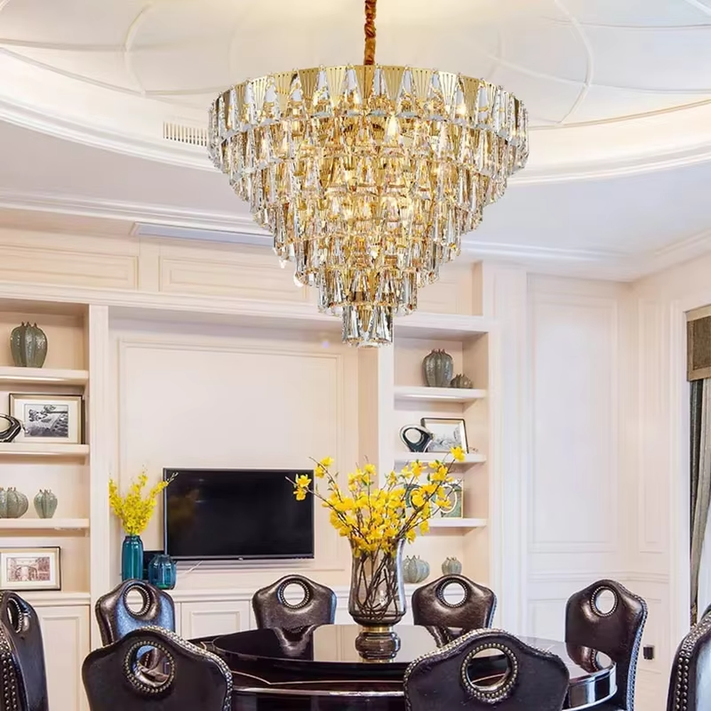 This light luxury multi-layer linear chandelier features a gold metal frame paired with layered faceted crystal strips. Light refracts through the crystals to emit a brilliant glow, serving both lighting and decorative purposes, suitable for modern light luxury spaces such as dining rooms and villa living rooms.